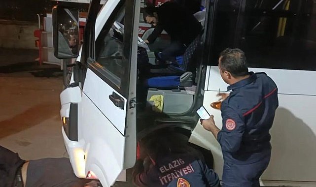 Sürücü fark etti, aracın motor kısmında mahsur kalan kedi kurtarıldı