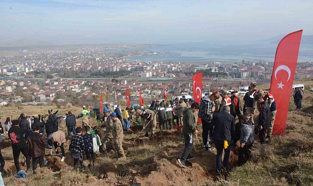 Tatvan'da fidanlar toprakla buluştu