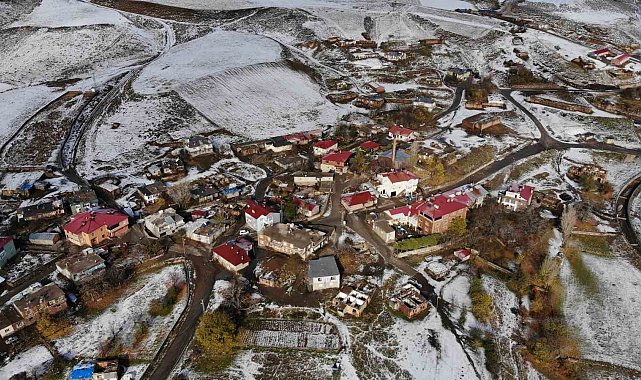 Tatvan&#039;da köyler beyaza büründü