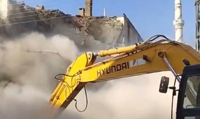 Tek dokunuş yetti: Elazığ&#039;da ağır hasarlı bina yerle bir oldu