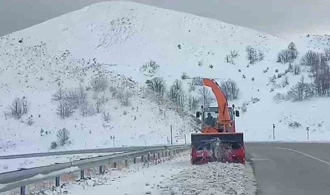 Tepebaşı ve Kop Geçidi'nde karla mücadele çalışmaları aralıksız sürdürülüyor