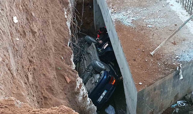 Trafiğe kapalı yola giren otomobil inşaat alanına düştü: 4 yaralı