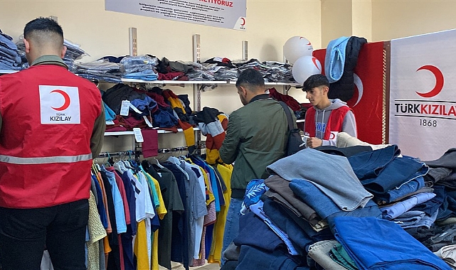 Türk Kızılay üniversite öğrencilerine yardım dağıtıyor