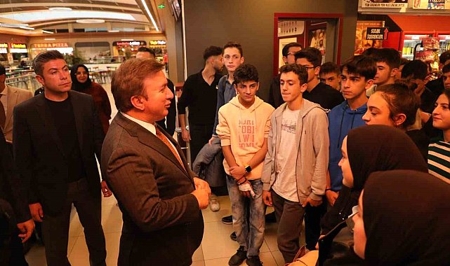 Vali Aydoğdu, öğrencilerle film izledi