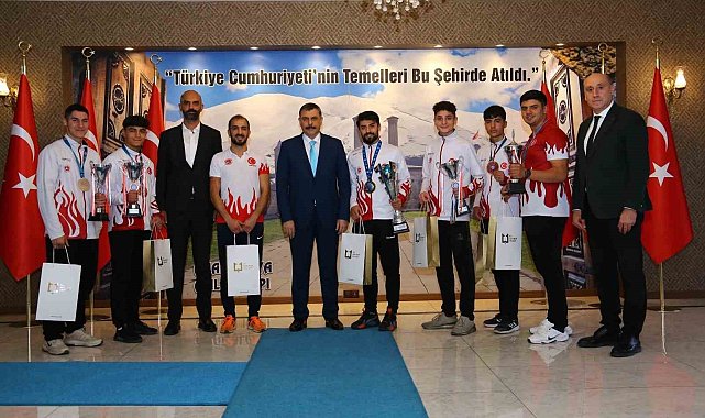 Vali Çiftçi şampiyonları kabul etti