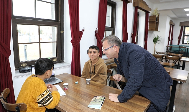 Vali Polat'tan Millet Kıraathanesi'ne ziyaret