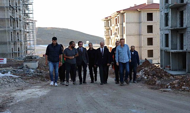 Vali Toraman, yapımı devam eden deprem konutlarını inceledi