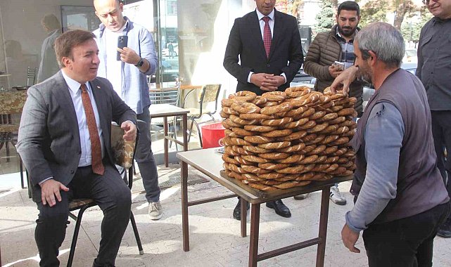 Valiyle simitçinin yüz güldüren alışverişi