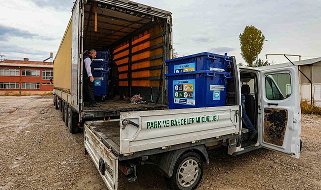 Van Büyükşehir Belediyesi 13 ilçeye plastik çöp konteyneri dağıttı