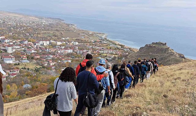 Van Gölü Aktivistleri Derneği üyeleri Adilcevaz'daki tarihi yerleri gezdi