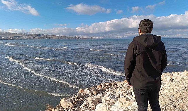 Van Gölü'nde dalgalar kartpostallık görüntüler oluşturdu