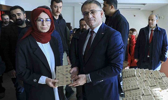 Van'da 27 bin öğretmene kitap hediye edildi