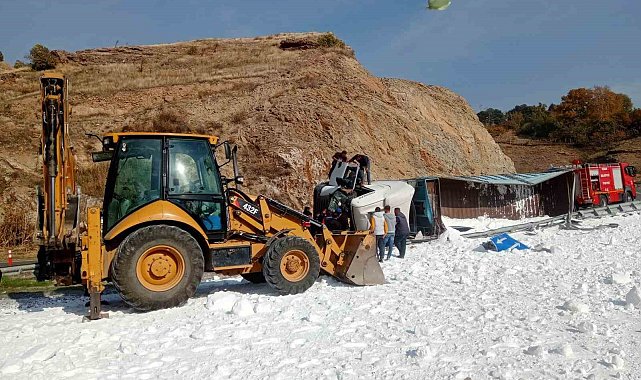 Virajı alamayan tuz yüklü tır devrildi: 1 yaralı