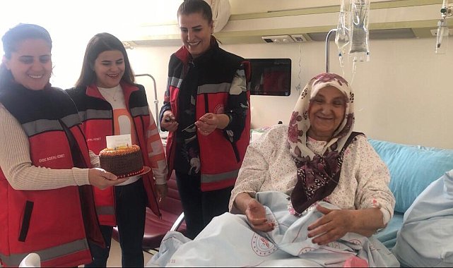Yaşlı hastaya doğum günü sürprizi