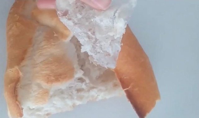Yemek için aldıkları ekmeğin içerisinde poşet çıktı, neye uğradığını şaşırdı