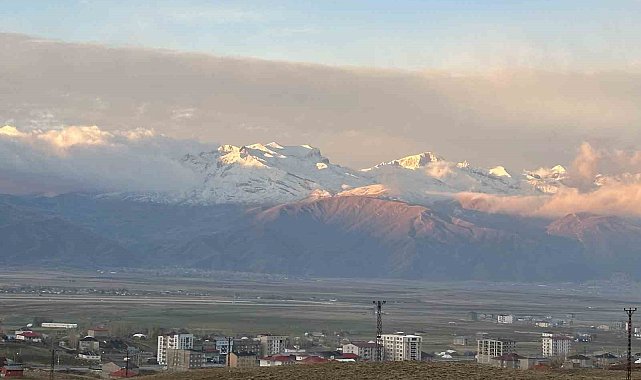Yüksekova dağları beyaza büründü