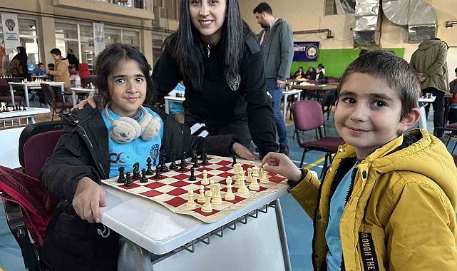 Yüksekova'da 100 öğrencinin katılımıyla satranç turnuvası düzenlendi