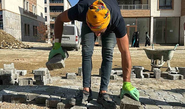 Yüksekova'da bozulan yollar onarılıyor
