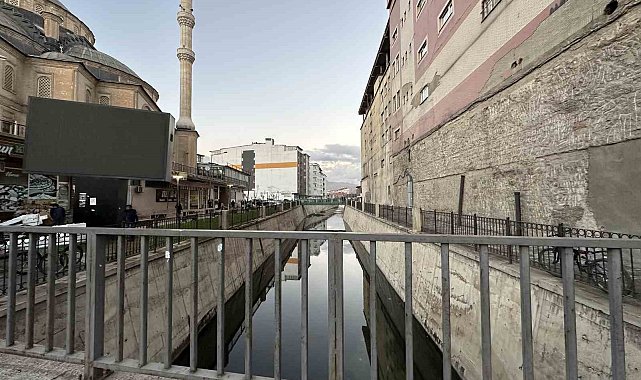 Yüksekova&#039;da dere ıslah çalışmalarından sonra balık popülasyonu arttı