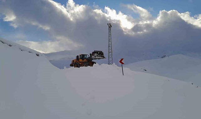 Yüksekova'da karla mücadele çalışması başladı