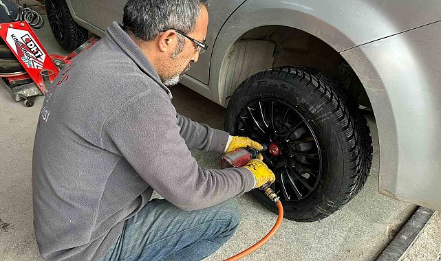 Yüksekova&#039;da sürücüler kış lastiklerini taktırıyor