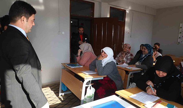 65 yaşındaki anne okuma-yazma öğreniyor