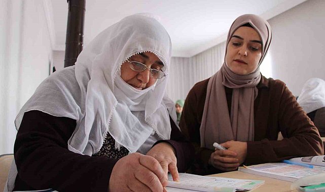 66 yaşındaki Raziye Teyze, hastaneye gittiğinde tabelaları okumak için okuma yazma öğreniyor