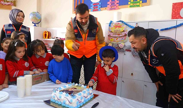 AFAD Gönüllüleri'nden depremzede Yiğit Buğra'ya sürpriz kutlama