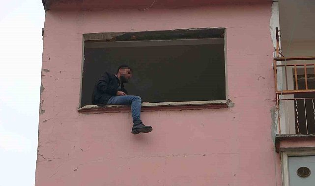 Ağır hasarlı binanın 6'ıncı katına çıkan genç polisi alarma geçirdi
