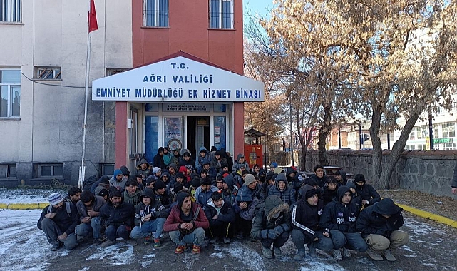 Ağrı'da bir tırda 85 düzensiz göçmen yakalandı