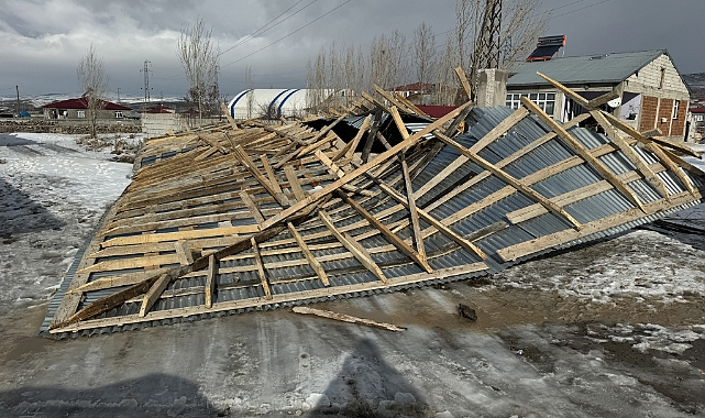 Ağrı'da kuvvetli fırtına trafo binasının çatısını uçurdu