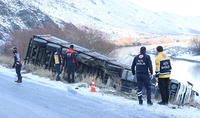 Ağrı'da şarampole devrilen tırın sürücüsü öldü