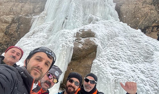 Ağrı'da 33 metre yükseklikteki şelale dondu