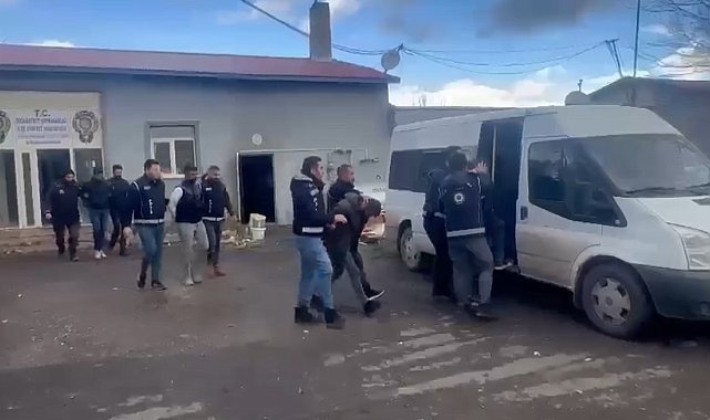 Ağrı'da göçmen kaçakçılarına darbe: 4 gözaltı