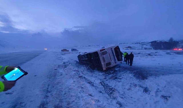 Ağrı'da iki yolcu otobüsü devrildi: 6 yaralı
