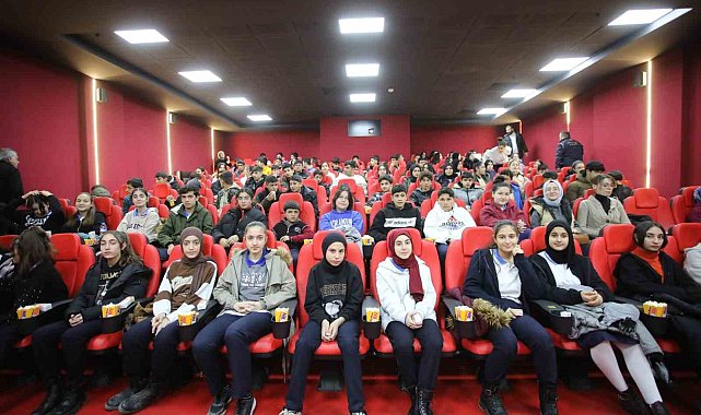Ağrı'da öğrenciler, şehit öğretmenin hayatını anlatan filmi izledi