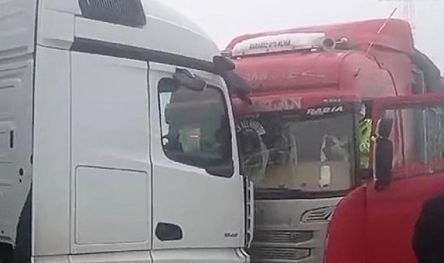 Ağrı'da yoğun sis, 3 araç kaza yaptı
