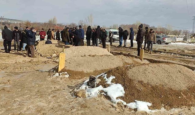 Ağrı'da yol açmaya giden iş makinasının devrilmesi sonucu hayatını kaybeden 4 kişi toprağa verildi