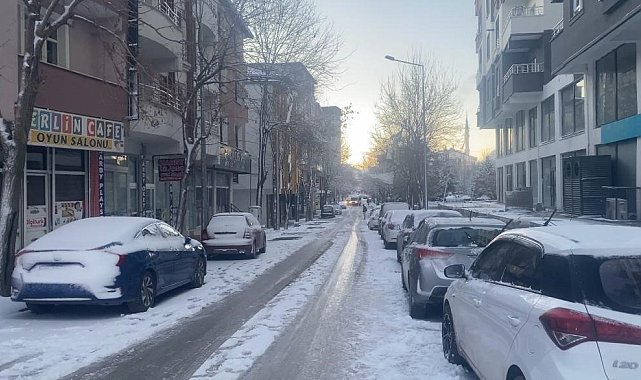 Ağrı'nın Patnos ilçesinde etkili olan kar yağışı geceyi adeta aydınlattı