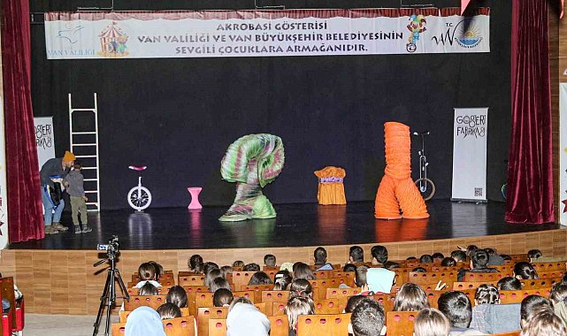 Akrobasi gösterisine çocuklardan yoğun ilgi