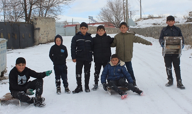 Akyaka'da çocukların kızak keyfi