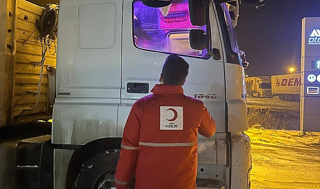 Ardahan'da Kızılay kar nedeniyle araçlarıyla yolda kalanlara gıda ve içecek dağıttı