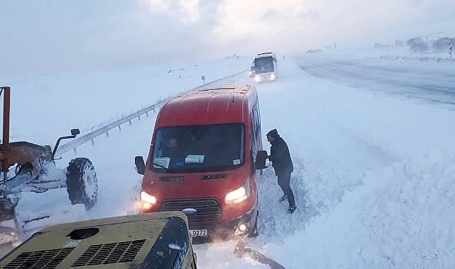 Ardahan'da yolda mahsur kalan 343 araç kurtarıldı