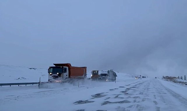 Ardahan'da kar esareti: Yollar kapandı, zincirleme kazalar meydana geldi