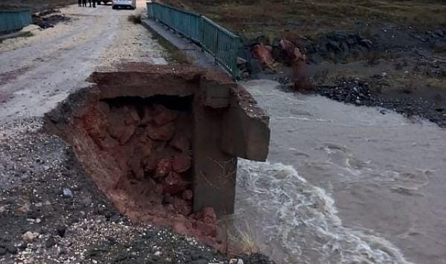Aşırı yağış sonrası köprü de göçük meydana geldi