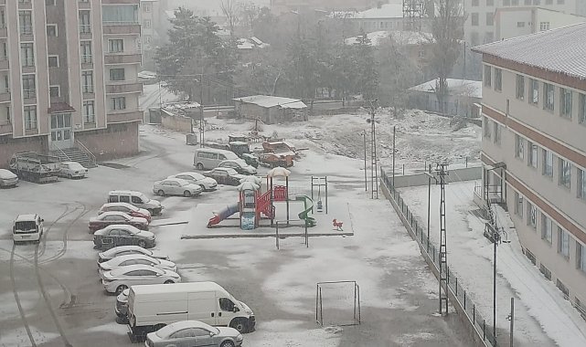 Aşkale güne kar yağışı ile başladı