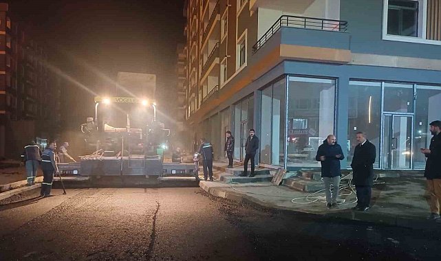 Aşkale'de gece yarısı asfalt dökümü