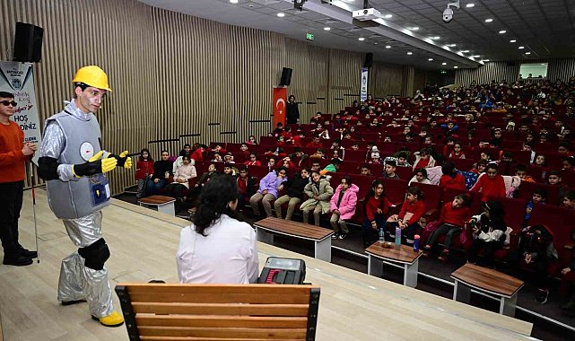 Bağcılar Belediyesi'nden depremzede çocuklara ücretsiz tiyatro oyunu