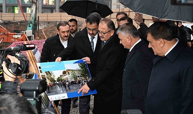 Bakan Özhaseki, Malatya'da çarşı merkezi projesini yerinde inceledi