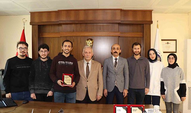 Başarılı proje gruplarına plaket verildi
